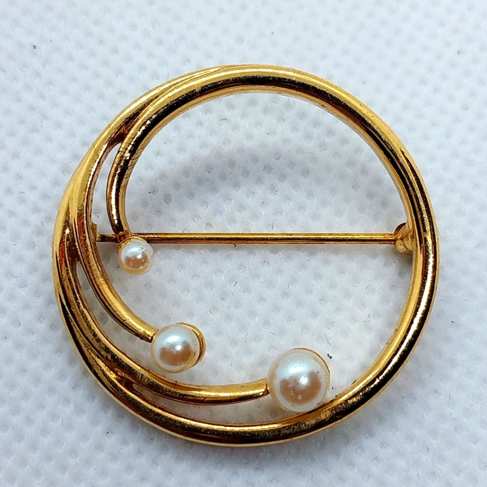 Signed Monet Gold Tone Brooch Pin - Swirled Circle With Faux Pearls Design